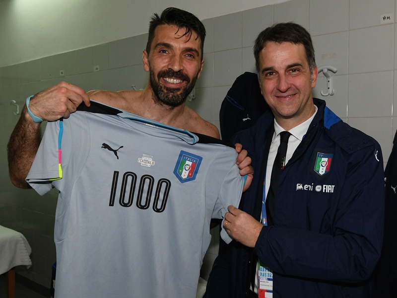 Hat als Profi 1000 Matches bestritten: Gianluigi Buffon (l.), hier mit Michele Uva (CEO des italienischen Fu&#223;ball-Verbands).