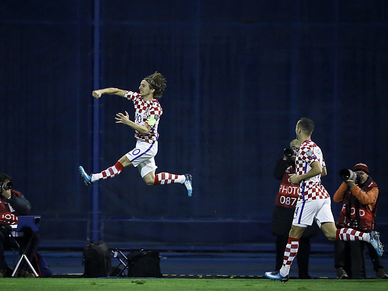 Luftsprung nach der F&#252;hrung: Luka Modric nach seinem verwandelten Elfmeter. 