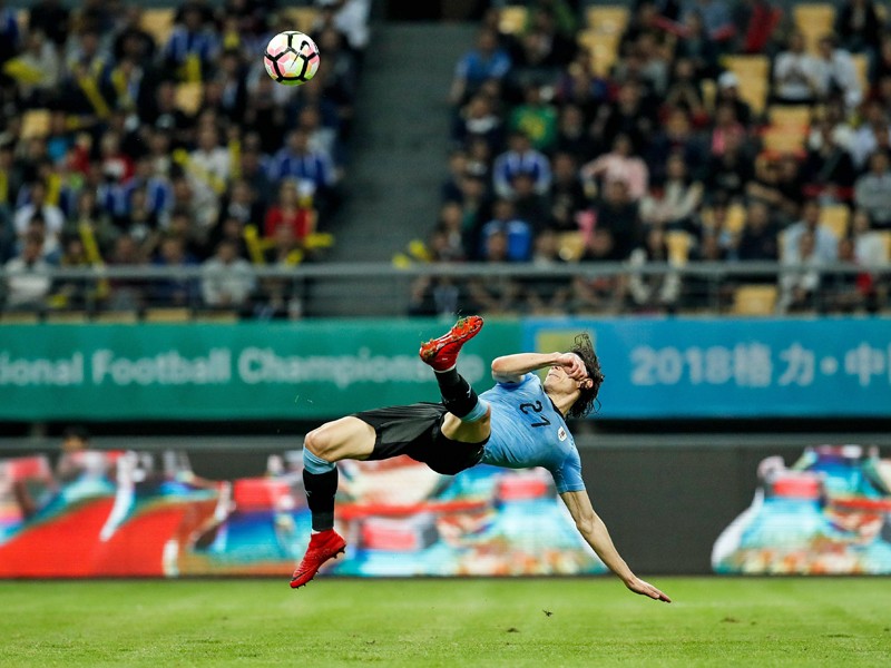 Vor dem 2:0 stand er in der Luft: Uruguays Edinson Cavani sorgte f&#252;r die Vorentscheidung.