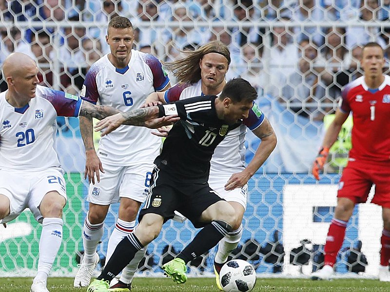Verfolgt und gestoppt: Lionel Messi konnte sich mit Argentinien nicht gegen Island behaupten.