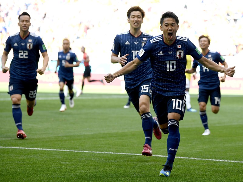 Fr&#252;he F&#252;hrung: Japans Shinji Kagawa (#10) verwandelt seinen Elfmeter zum 1:0 und dreht jubelnd ab.