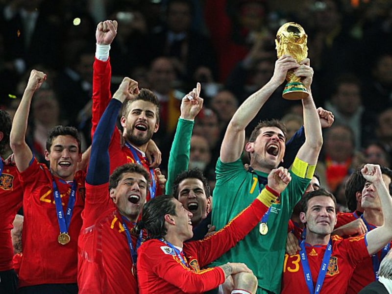 Erstmals Weltmeister: Die Spanier jubeln, Casillas mit dem Pokal.
