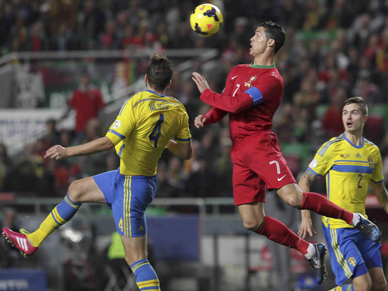 Voller Einsatz: Portugals Cristiano Ronaldo im Kopfballduell mit Schwedens Per Nilsson (li.). Mikael Lustig (re.) beobachtet die Szene.