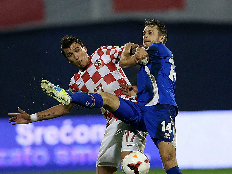 Karierter Vorteil: Mario Mandzukics Kroaten haben sich gegen Kari Arnasons Isl&#228;nder durchgesetzt. 
