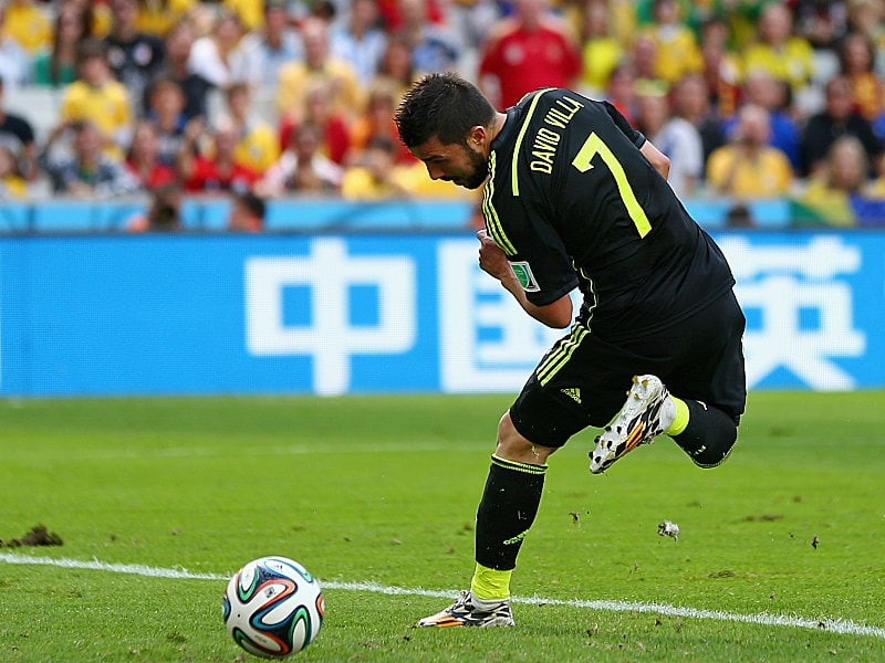 Traumtor: Spaniens David Villa vollendet ein Juanfran-Zuspiel per Hacke zum 1:0.