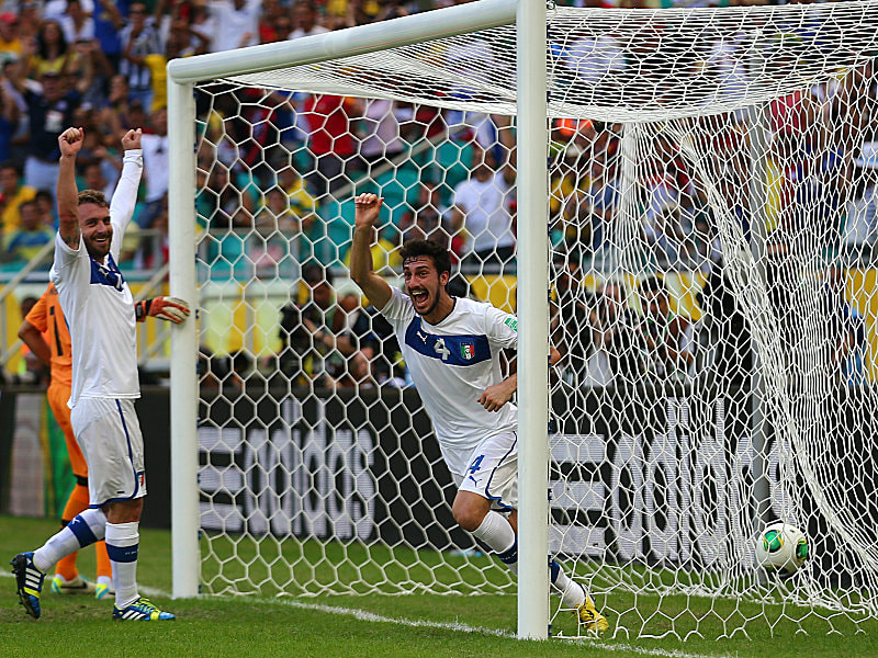 Wer hat&apos;s geschossen? Davide Astori (re.) bugsierte den Ball beim 1:0 der Azzurri &#252;ber die Linie.