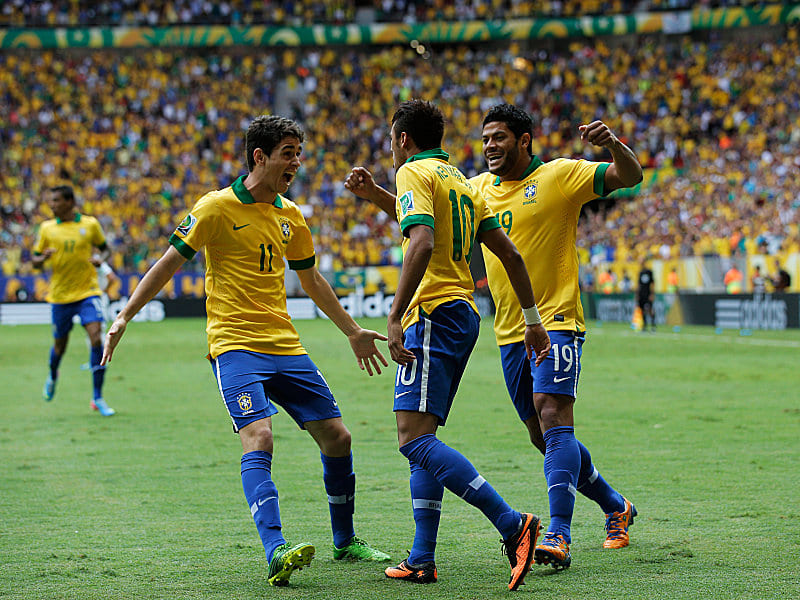 Torsch&#252;tze Neymar wird von seinen Teamkollegen Oscar (li.) und Hulk (re.) gefeiert.
