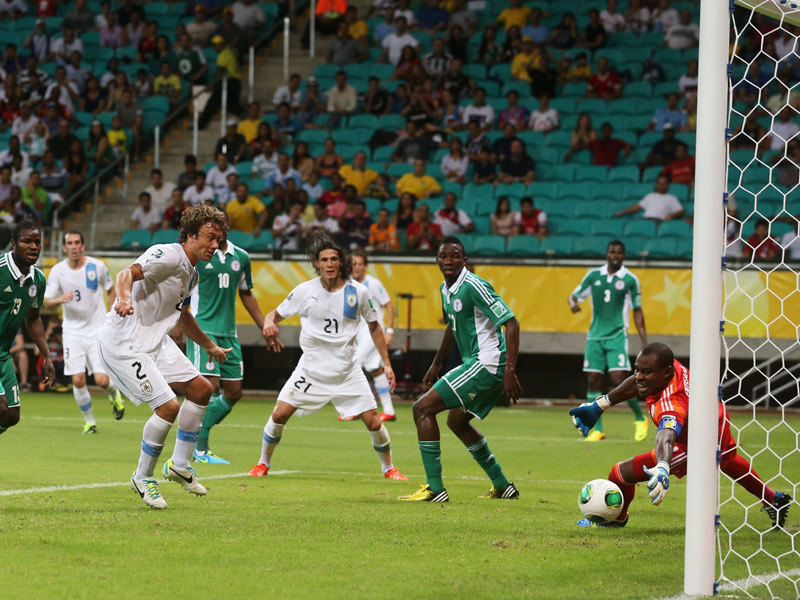 Gleich steht&apos;s 1:0: Lugano &#252;berwindet Nigerias Schlussmann Enyeama.