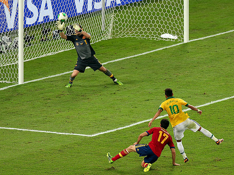Das 2:0: Neymar &#252;berwindet Iker Casillas. 