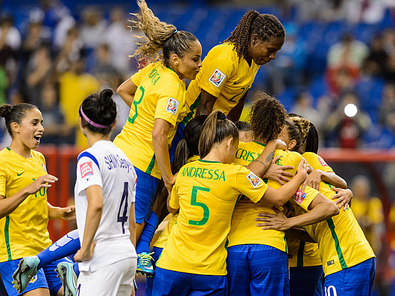 Ein Rekordtor wird bejubelt: Marta (Nr. 10, re.) hat soeben ihren 15. WM-Treffer markiert.