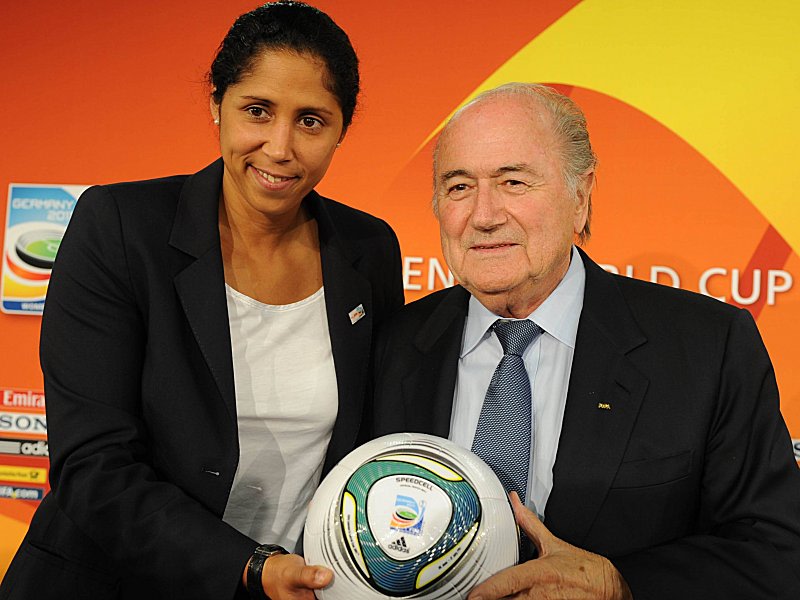 Vorfreude auf die Frauen-WM: Steffi Jones und FIFA-Pr&#228;sident Joseph Blatter (re.).