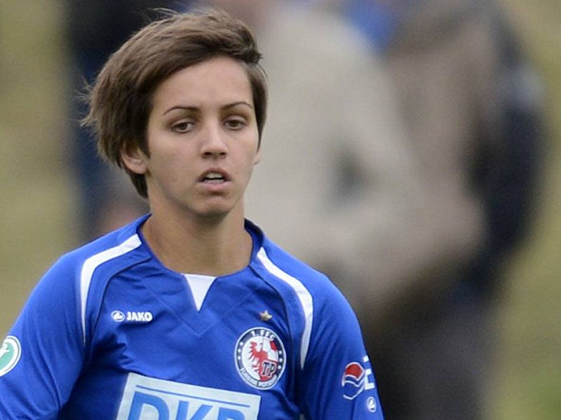 Andonova wirft die Turbine an Frauen kicker