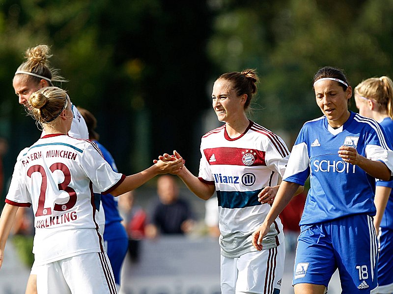 Feierten mit dem FC Bayern einen lockeren Sieg in der zweiten Pokalrunde: Ricarda Walkling (#23) und Gina Lewandowski.