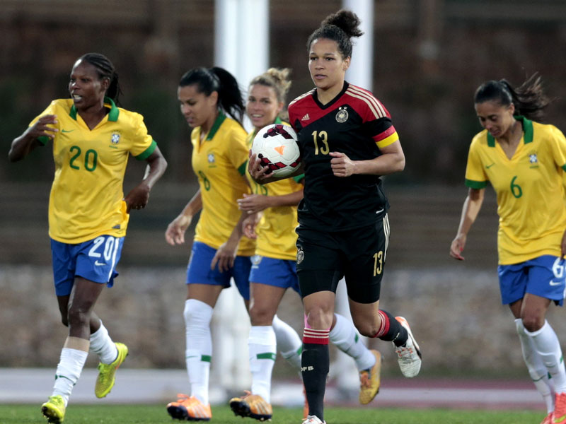 Celia Sasic traf gegen Brasilien kurz nach der Pause zum 2:1 - nun geht es gegen Schweden um Platz drei beim Algarve Cup. 