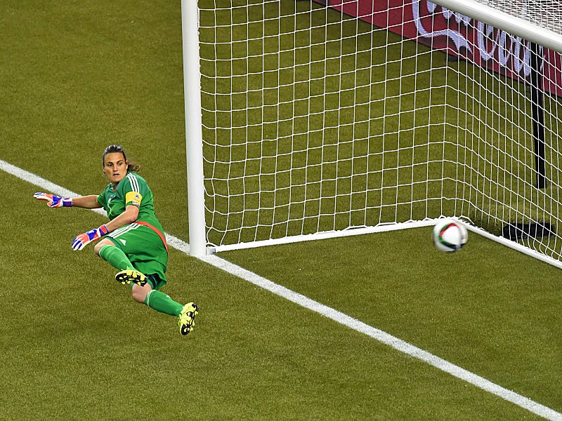 Torh&#252;terin Nadine Angerer ist geschlagen, sie sieht dem Elfmeter von Carli Lloyd hinterher.