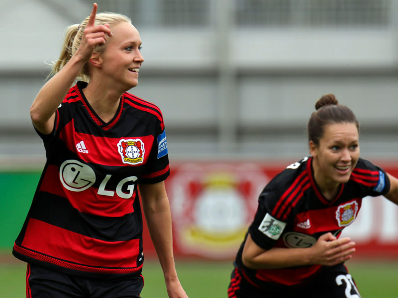 Leverkusens Siegtorsch&#252;tzin Turid Knaak (l.) jubelt mit Francesca Weber. 