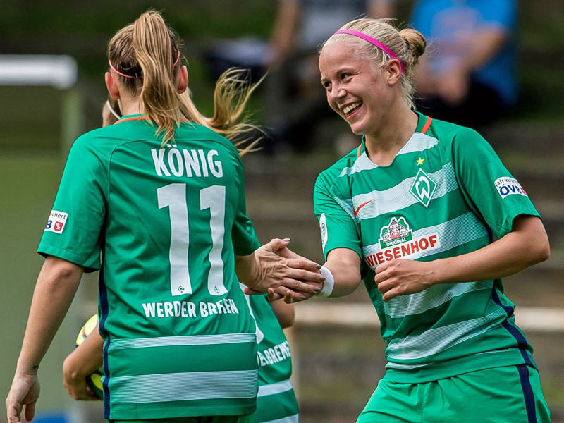 Die Spielerinnen von Werder Bremen jubeln &#252;ber einen der 15 Treffer. 