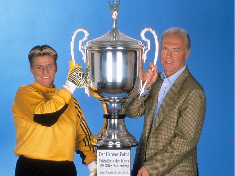 Als erste und einizige Torh&#252;terin wurde sie 1998 Fu&#223;ballerin des Jahres: Silke Rottenberg pr&#228;sentiert den Pokal mit Franz Beckenbauer.