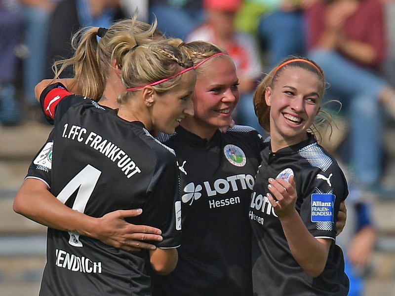 Jubel der Spielerinnen FFC Frankfurt nach dem Tor von Ana Maria Crnogorcevic zum 1:0.