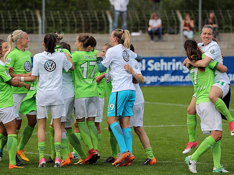 Meisterjubel: Trotz Niederlage in Freiburg konnten die Wolfsburgerinnen am Ende feiern.