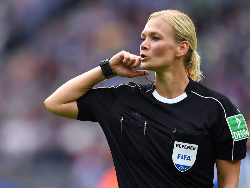Hat mit dem Videoassistenten schon in der Bundesliga Erfahrungen gesammelt: FIFA-Schiedsrichterin Bibiana Steinhaus.