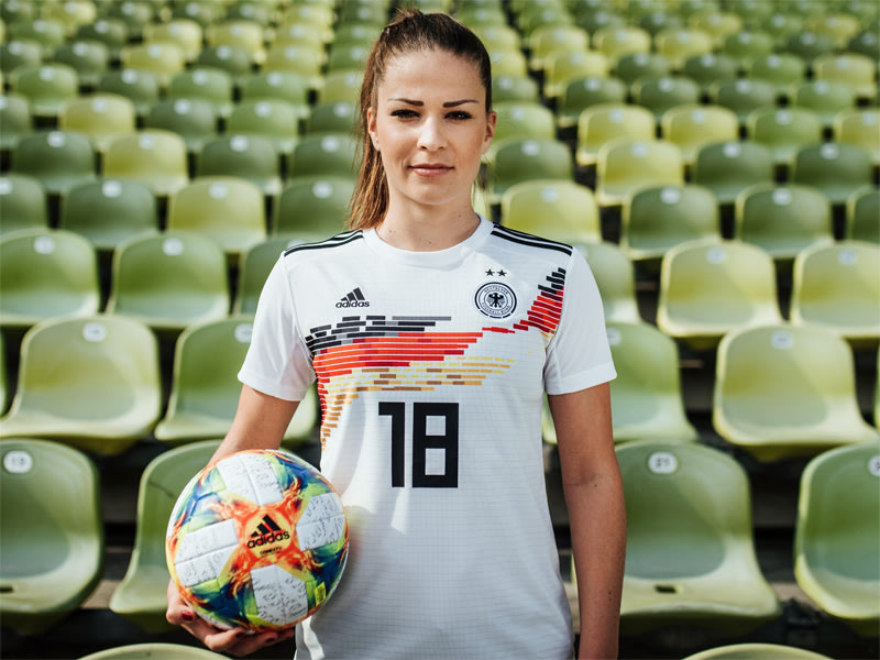 Melanie Leupolz pr&#228;sentiert das neue Heimtrikot der deutschen Frauen-Nationalmannschaft.