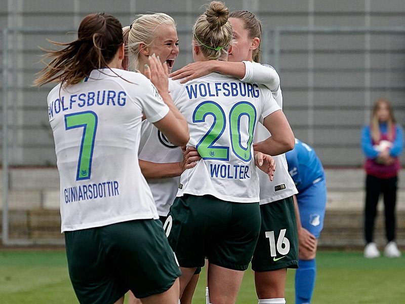 Im Mittelpunkt: Wolfsburgs gefeierte Torsch&#252;tzin Pia-Sophie Wolter (#20). 