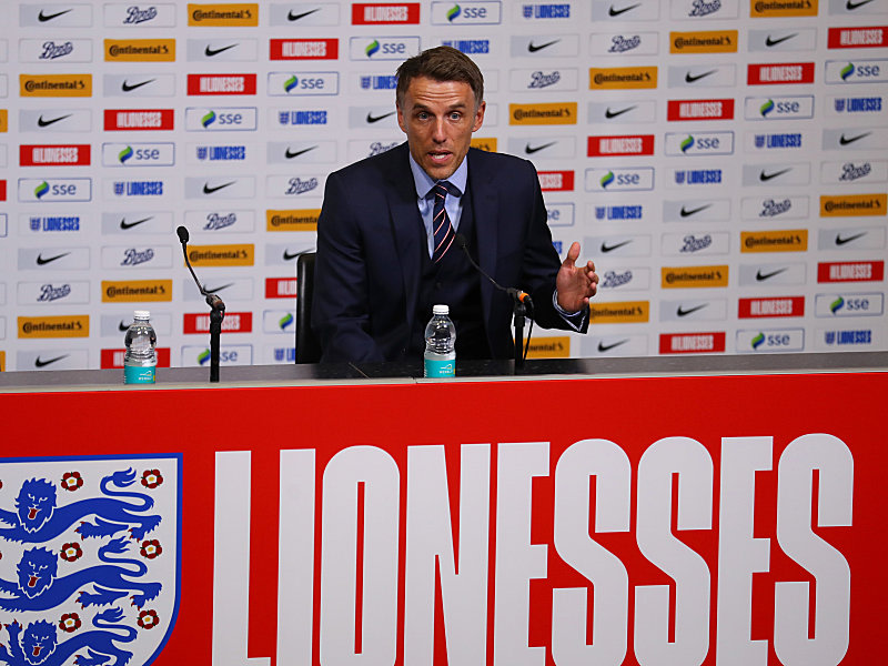 "Diese Mannschaft ist hochmotiviert": Englands Coach Phil Neville.