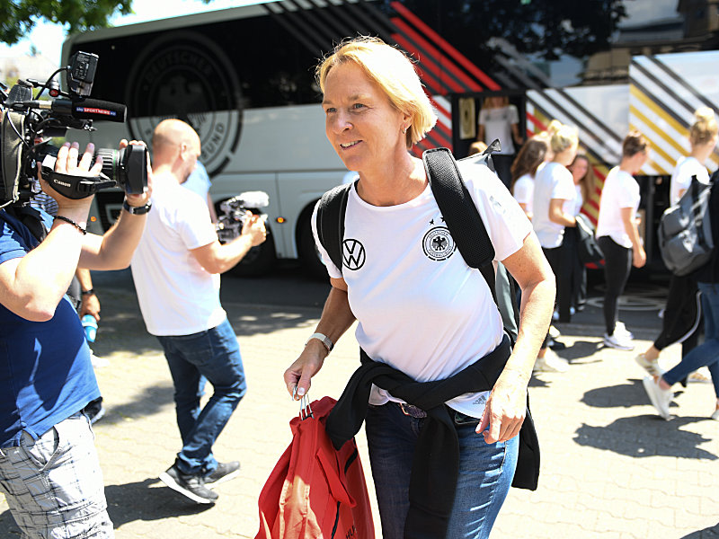 Das Olympia-Ticket soll es schon werden: Bundestrainerin Martina Voss-Tecklenburg vor dem Abflug nach Frankreich.