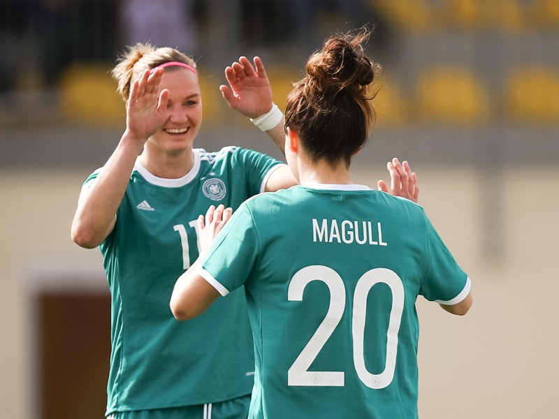 Torsch&#252;tzinnen unter sich: Alexandra Popp und Lina Magull bejubeln den Sieg &#252;ber Slowenien.