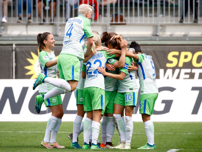 Die Meisterschaft ist unter Dach und Fach: Jubel bei den Frauen des VfL Wolfsburg nach dem Tor zum 2:0 gegen Essen.