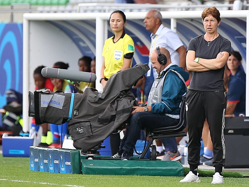 Musste mit ansehen, wie ihre U 20 gegen Japan chancenlos war: DFB-Trainerin Maren Meinert.