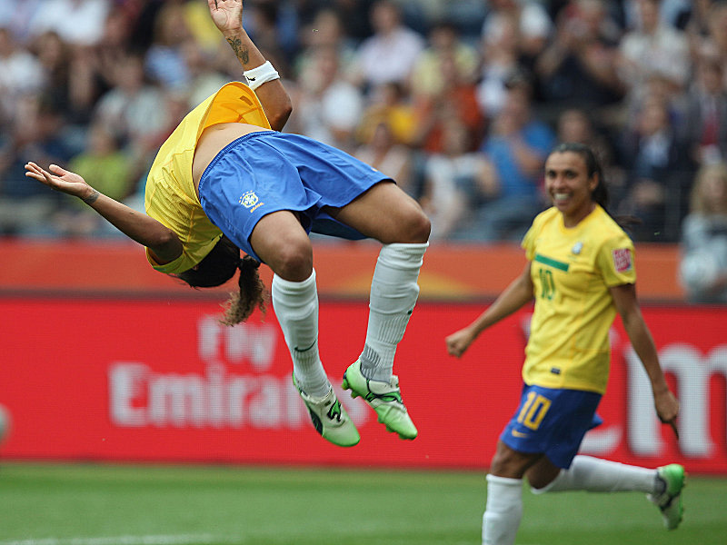 Akrobatisch: Cristiane feiert ihren Treffer zum 2:0 f&#252;r Brasilien. Marta (re.) sieht am&#252;siert zu.