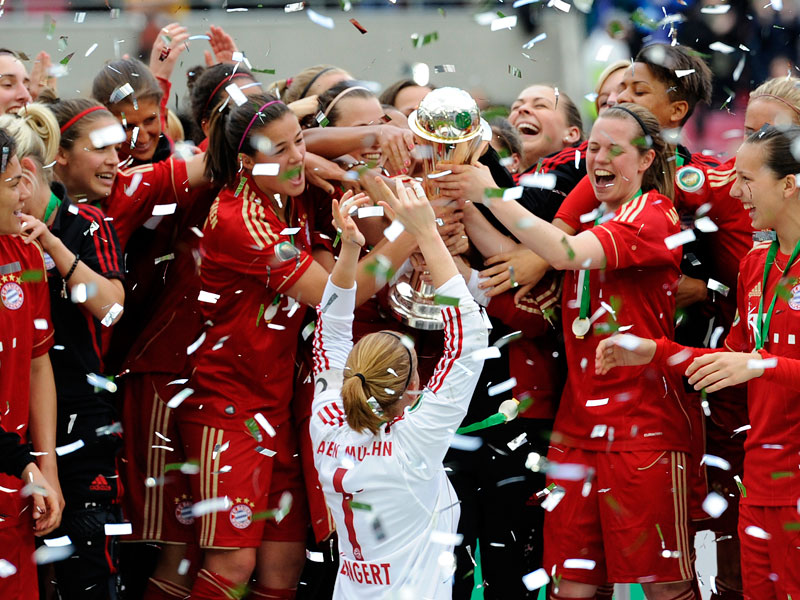 Freudenspr&#252;nge: Erstmals in der Klubgeschichte gewann der FCB den DFB-Pokal.