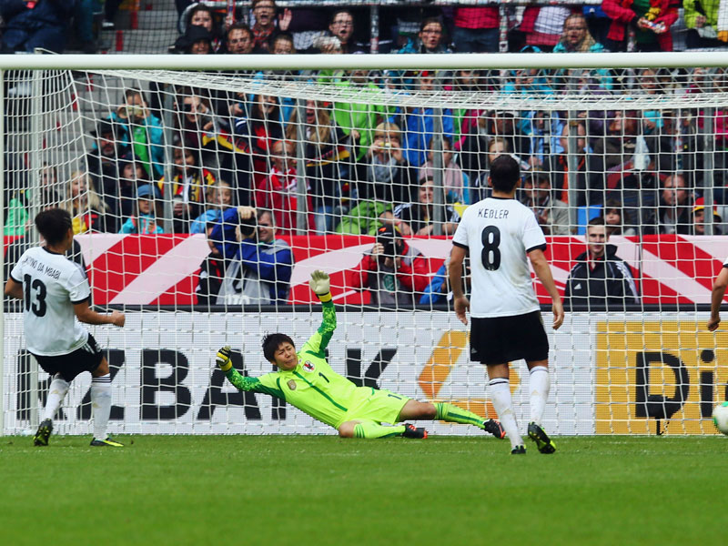Okoyino da Mbabi trifft gegen Japan zum 2:1, am Ende siegten die deutschen Frauen mit 4:2.