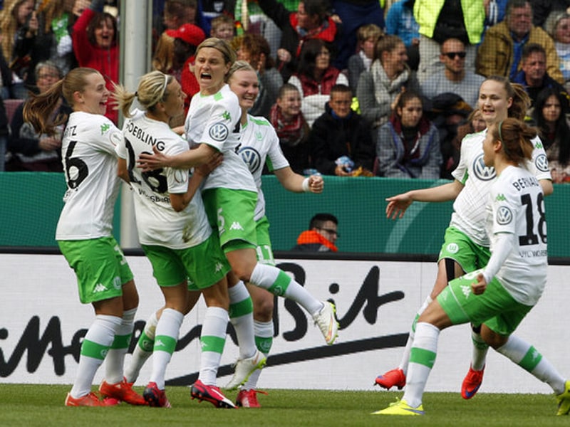 Der VfL Wolfsburg bejubelt das 1:0 durch Martina M&#252;ller.