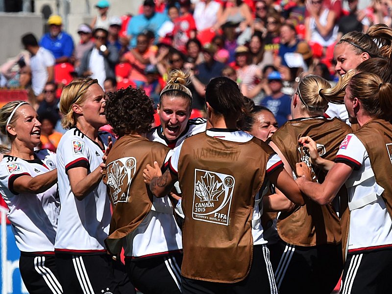 Kollektive Freude: Die deutschen Damen freuen sich innig nach dem 1:0 von Anja Mittag.