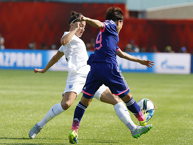 Umk&#228;mpftes Duell: Englands Lucy Bronze gegen Saori Ariyoshi (re.). 