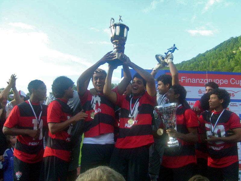 Erfolg auf der ganzen Linie: Die Junioren von Vitoria Bahia hatten bei der Siegerehrung einige Pokale zu stemmen.