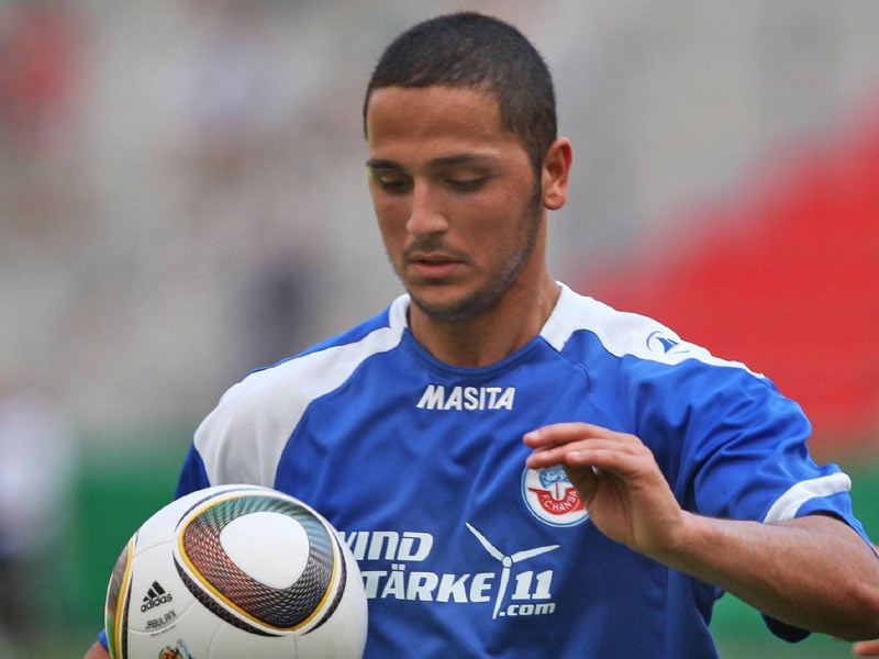 Neben dem Ball auch das Halbfinale im Auge: Haydar Cekirdek von Hansa Rostock.