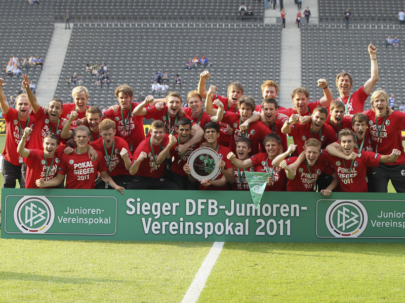 Im Mai durfte sich der SC Freiburg &#252;ber den Pokalsieg freuen. Nach dem Zittersieg &#252;ber Frankfurt ist die Titelverteidigung noch m&#246;glich.