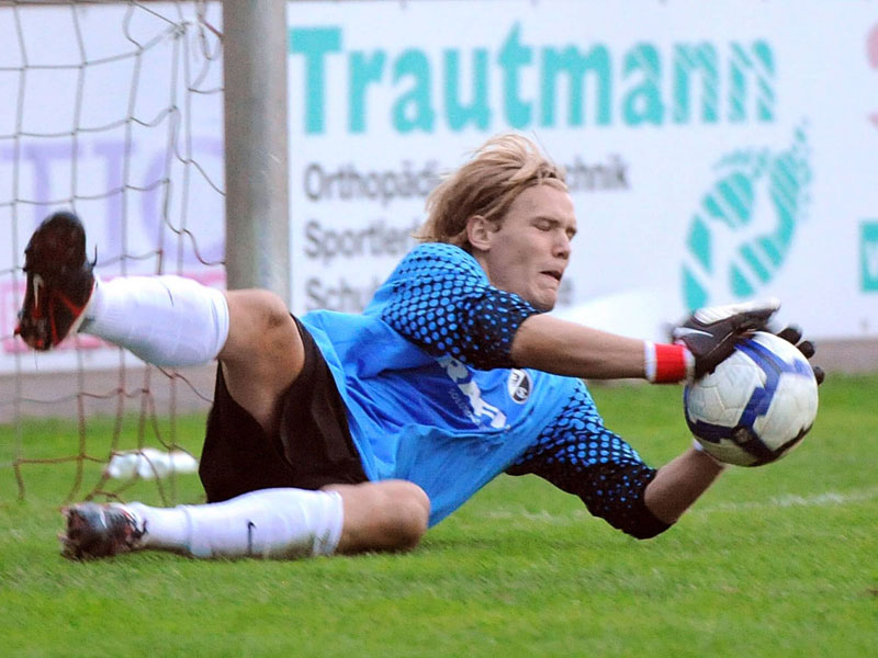 Freiburgs Keeper Dominik Bergdorf kann sich auf viel Arbeit im Pokal-Halbfinale einstellen.