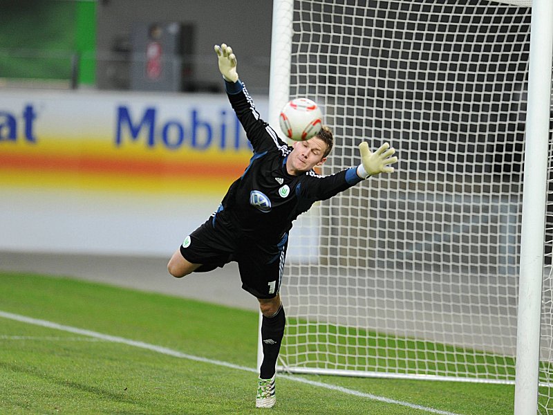 Hielt mit seinen Paraden den Sieg gegen St. Pauli fest: Wolfsburgs Torwart Patrick Drewes.