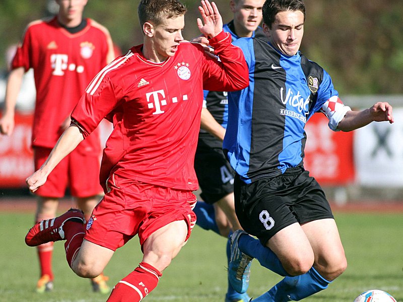 War mit zwei Treffern entscheidend am Bayern-Sieg in Saarbr&#252;cken beteiligt: Marius Duhnke (li.), hier gegen FCS-Spieler Sebstian Jacob.