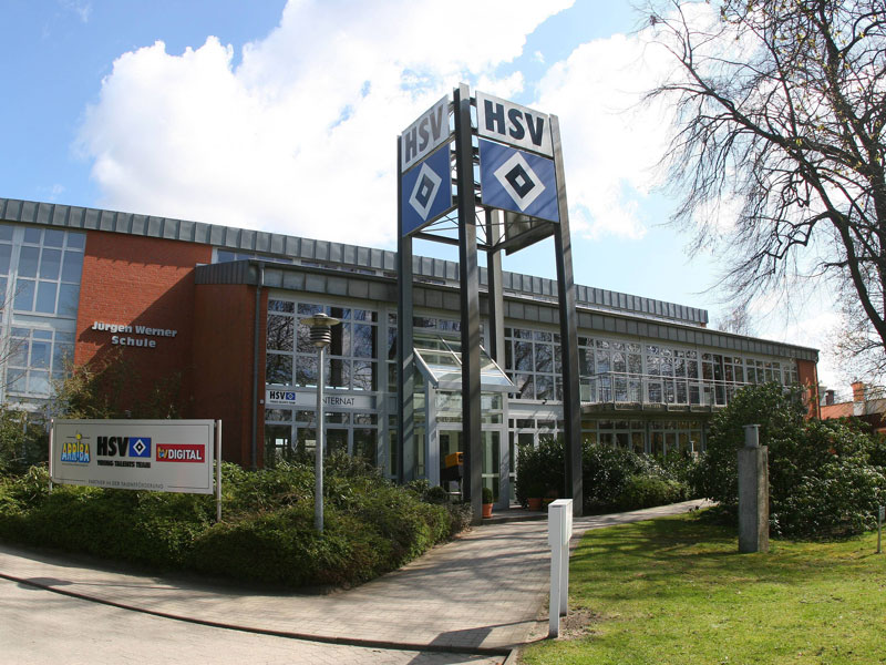 Das Vereinslogo immer im Blick: Die J&#252;rgen Werner Schule am Leistungszentrum des HSV in Norderstedt.