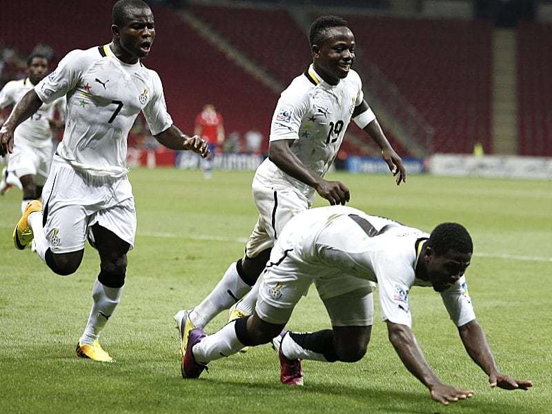 Matchwinner dank Kullerkopfball: Ghanas Ebenezer Assifuah l&#228;sst sich zu Boden fallen.