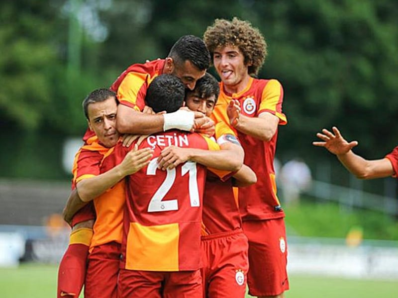 Jubel bei Galatasaray nach dem F&#252;hrungstreffer von Cetin Turan.