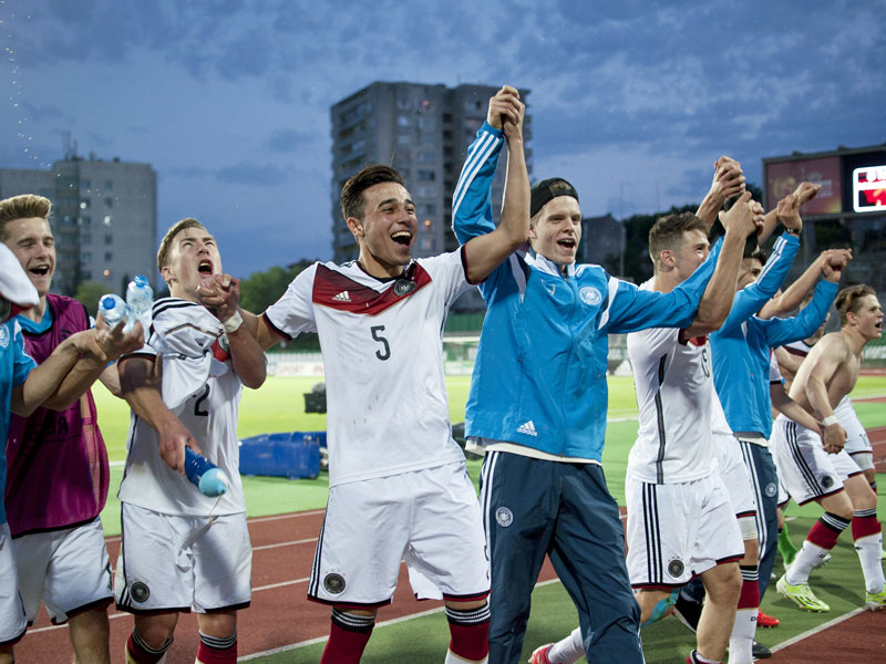 &quot;La Ola&quot; im Schatten bulgarischer Betonkl&#246;tze: Die deutsche U 17 feiert mit den Fans.
