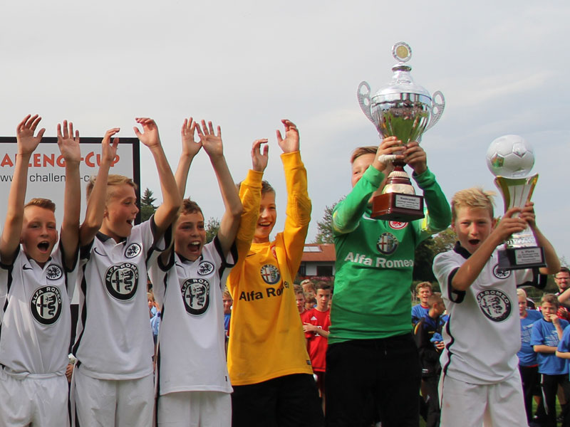 Beim 14. Challenge Cup durften die Frankfurter Junioren den Pokal zum dritten Mal hochstemmen - und behalten.