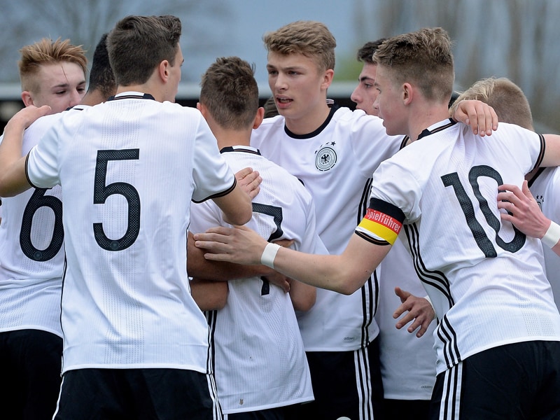 Die deutsche U 16 feiert den ersten Treffer gegen Italien. 